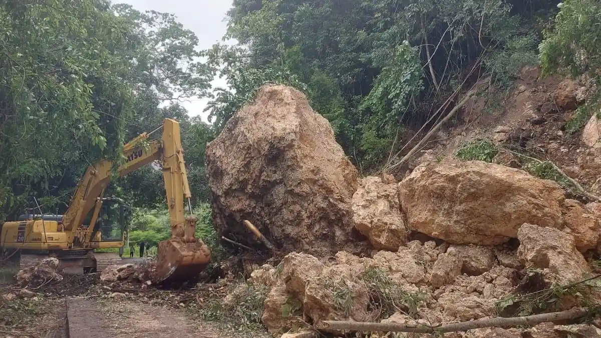 Jalur Trans Nasional Sumba Barat-BTS Sumba Timur Longsor, Arus Kendaraan Macet Total