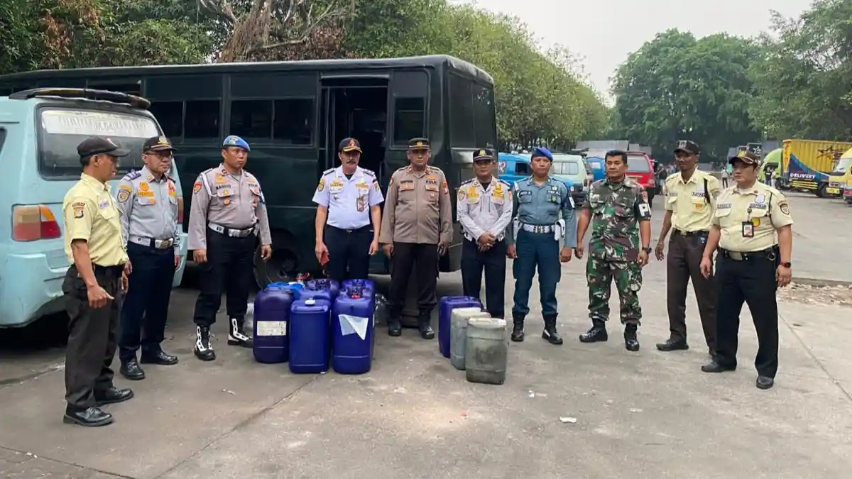 Geger Bangkai Angkot di Ciracas Jadi Timbunan Solar Subsidi