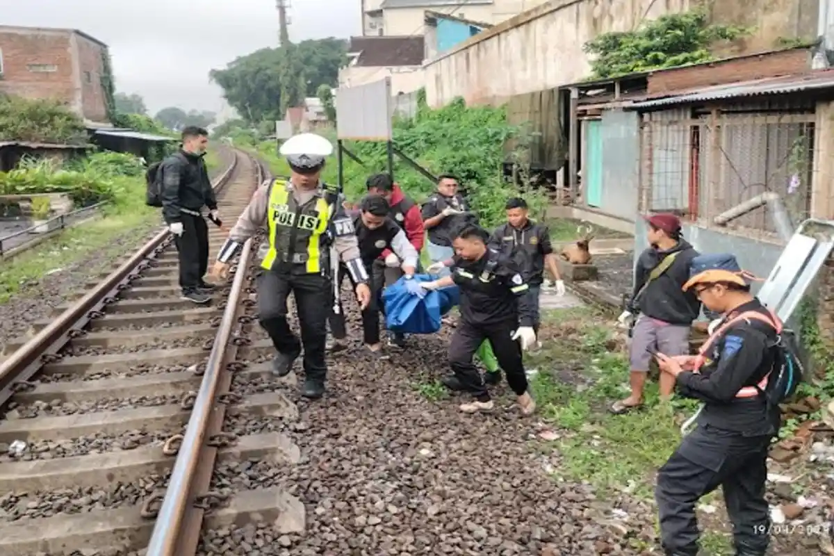 Pria Membawa Laptop Tewas Tertabrak KA  Arjuna Ekspress di Klojen Kota Malang Jatim, Warga Sumut