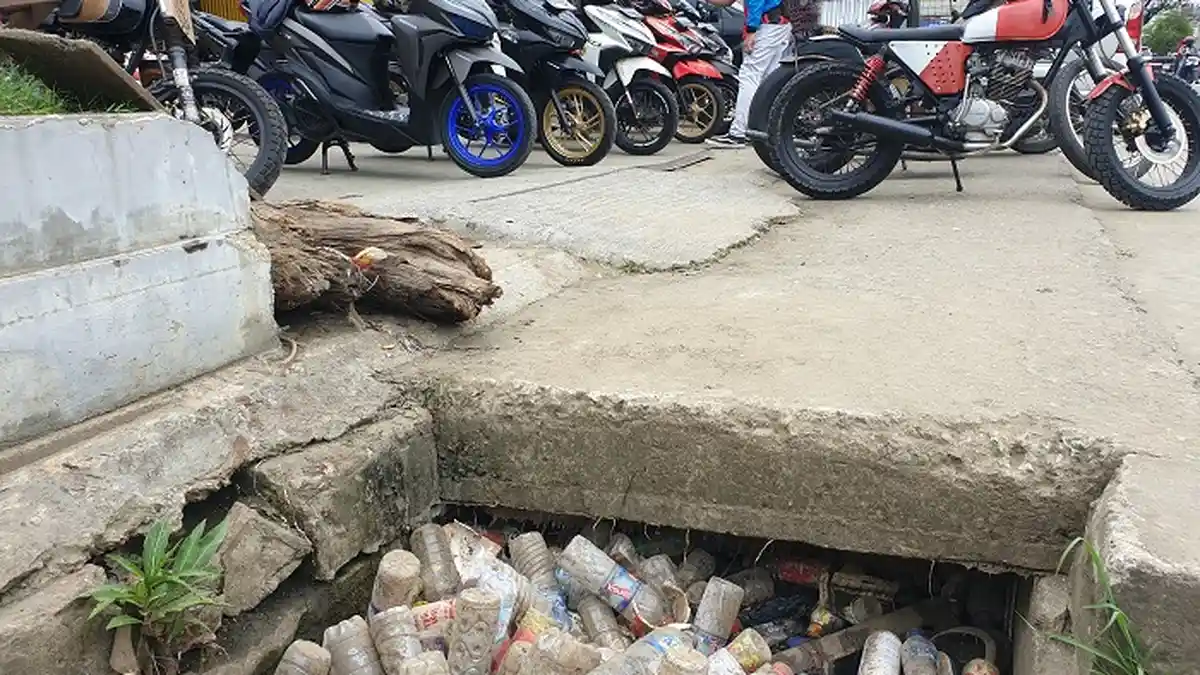 Waspada Banjir, Botol Plastik Penuhi Drainase Kawasan Abepura