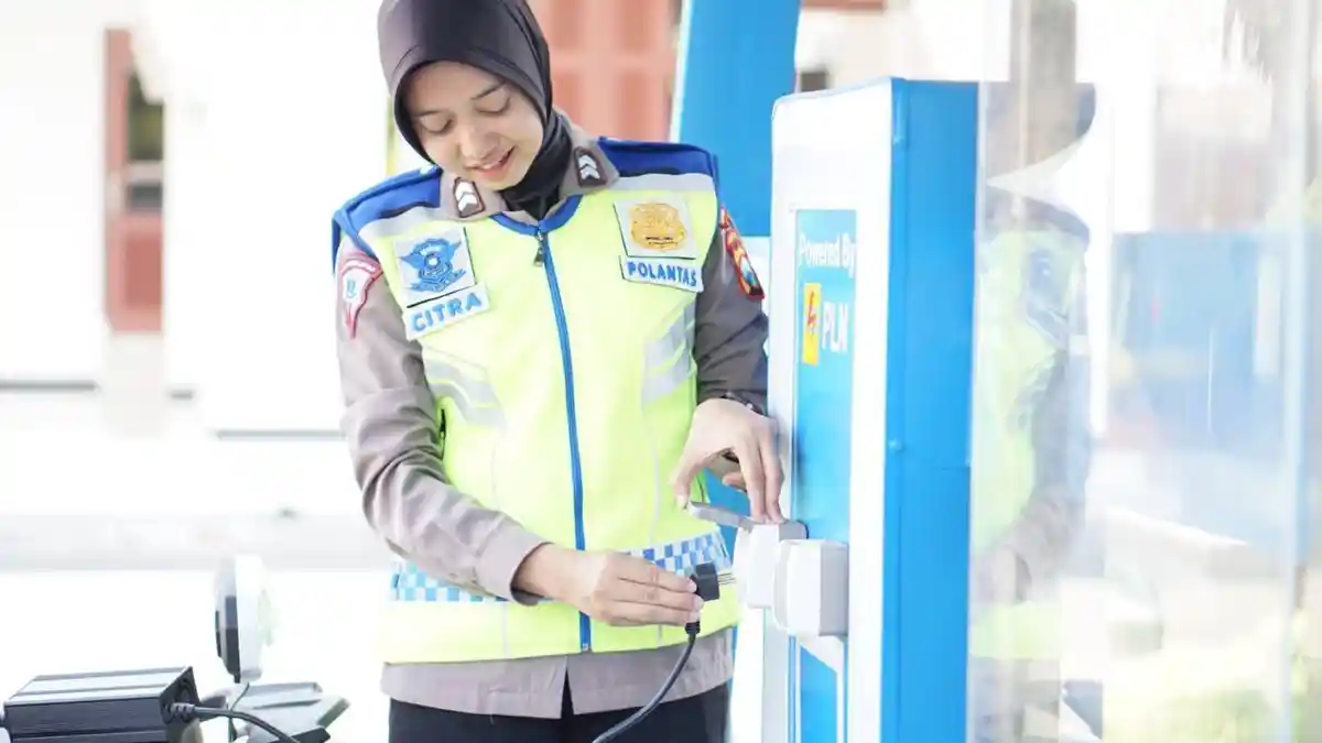 Polrestabes Surabaya Sediakan Layanan Pengisian Daya Motor Listrik Gratis, Begini Caranya