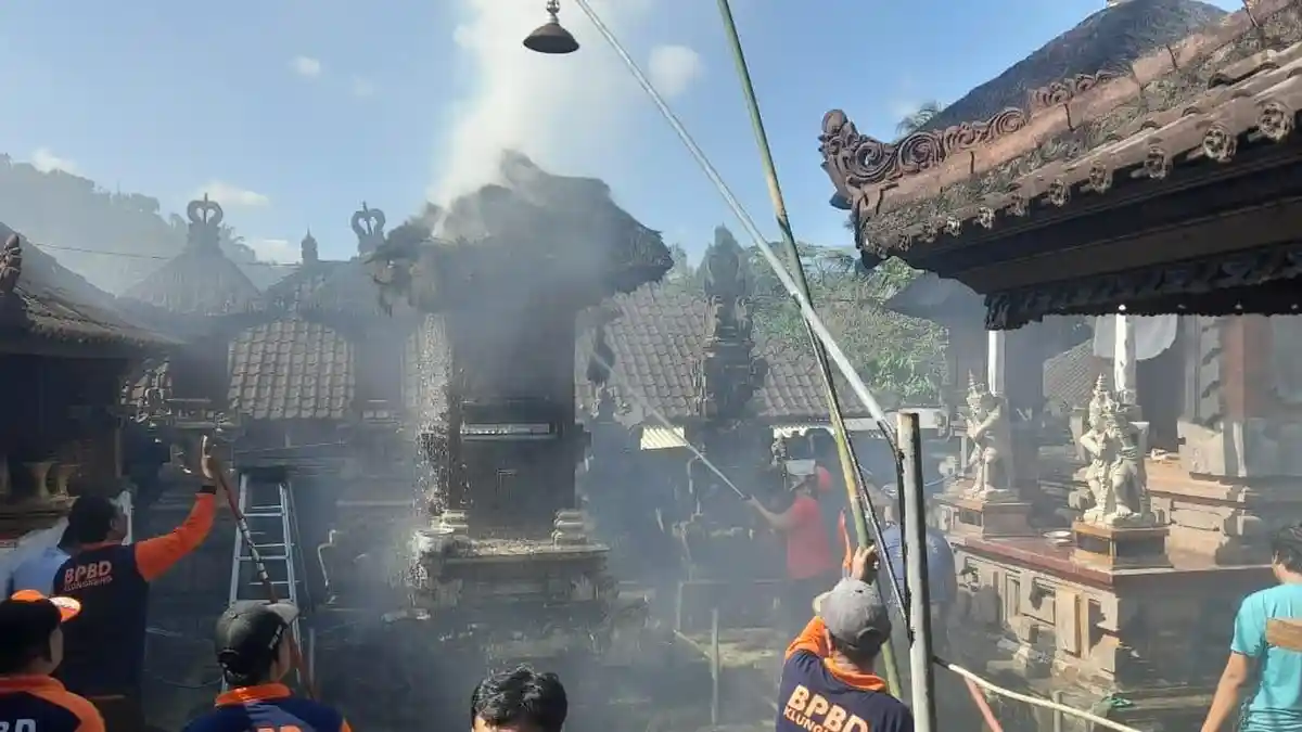 Anak-anak Bakar Sampah, Bangunan Merajan Hangus Terbakar di Aan Klungkung