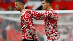 Dua-pemain-Manchester-United-Cristiano-Ronaldo-dan-Mason-Greenwood-saling.jpg