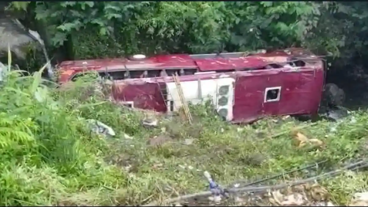 Kesaksian Warga Lihat Detik-detik Bus Terjun ke Sungai Guci