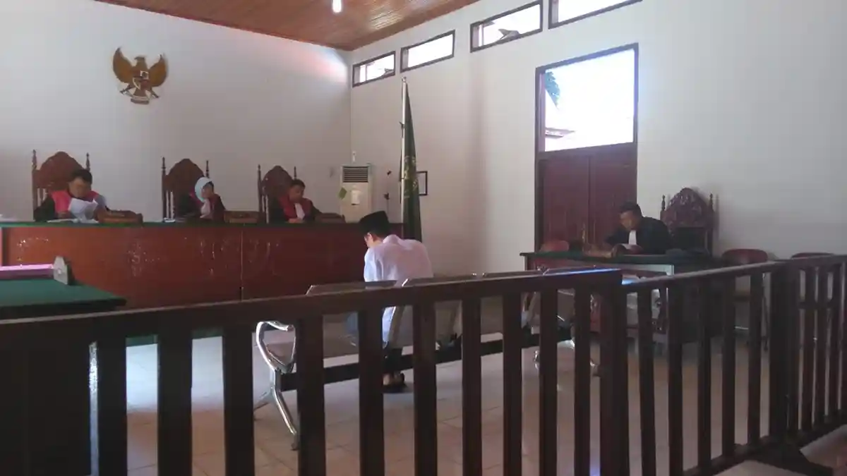 Zani Menangis Ketika Dengar Jaksa Menuntut 7 Tahun Penjara, Ingat Istri dan Dua Anaknya