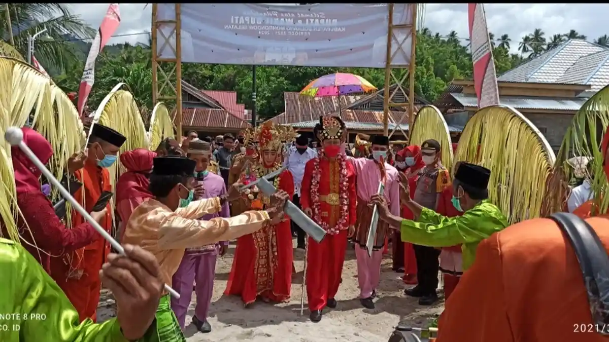 Tarian Tidi Lo’ayabu Sambut Iskandar Kamaru-Deddy Abdul Hamid di Posigadan 