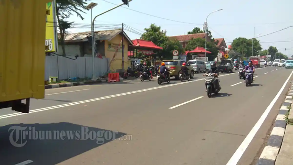 Arus Lalu Lintas Jalan Raya Bogor Terpantau Ramai Lancar di Kedua Arah