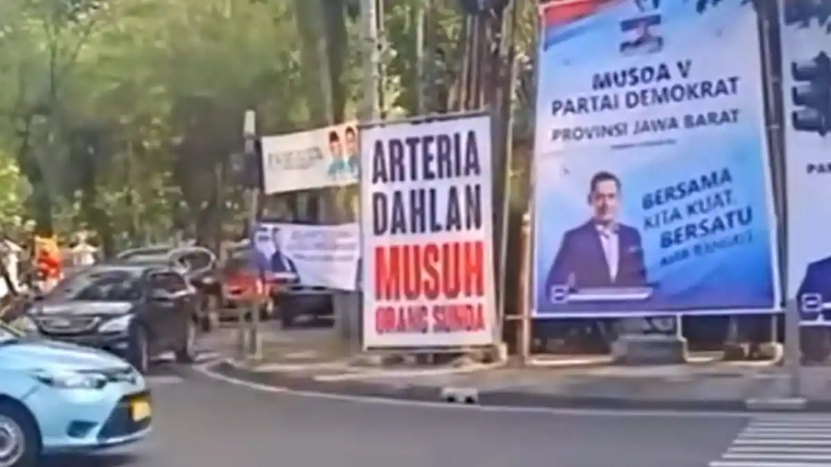 Buntut Pernyataan Rasis Arteria Dahlan, Baliho 'Arteria Dahlan Musuh Orang Sunda' Muncul di Bandung
