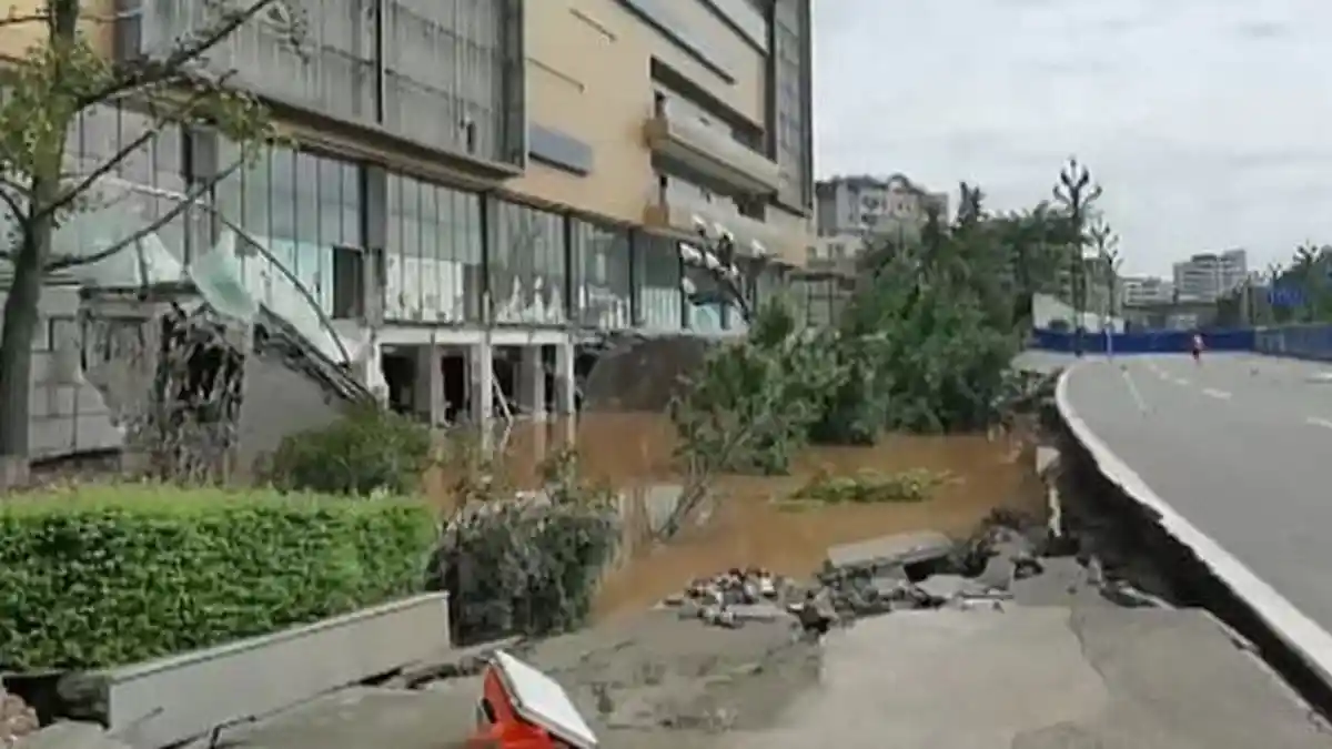 Beredar Video Detik-detik Trotoar Ambles Timbulkan Lubang Besar, 21 Mobil Anjlok