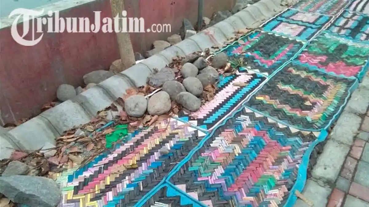 Proyek Matras Jogging Track Sandal Jepit Dipenuhi Tanah, Batu, dan Sampah Daun