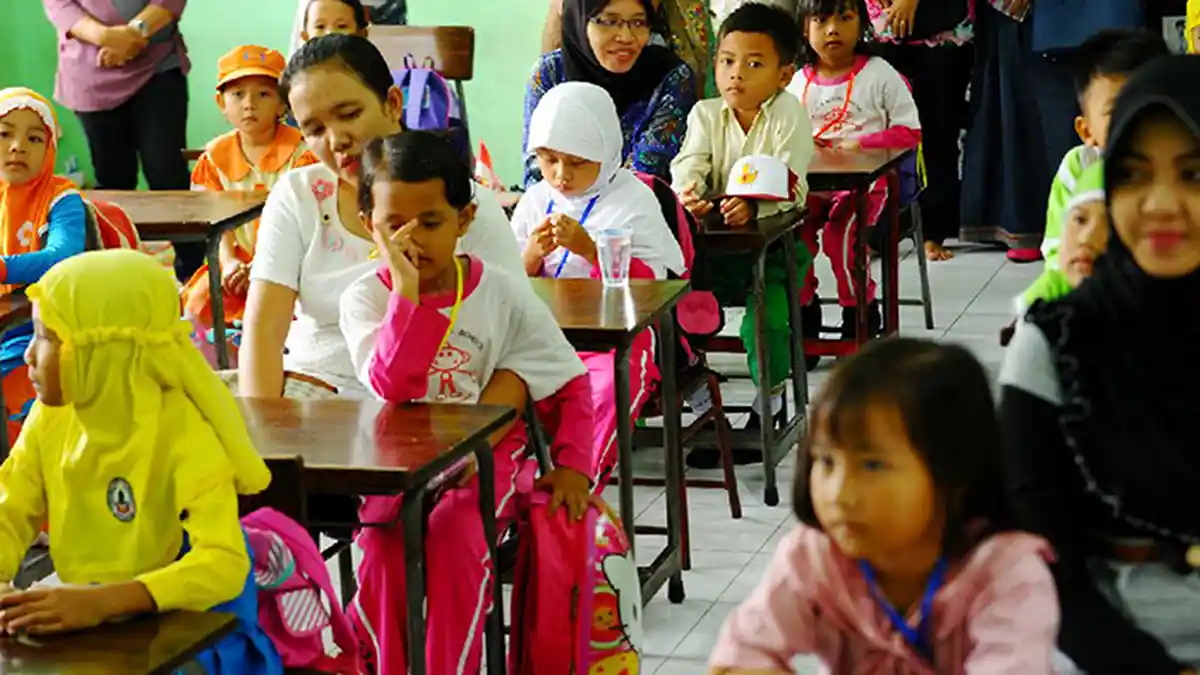 Di Banyuwangi, Orangtua Murid Ikut Upacara di Hari Pertama Sekolah - antar-anak-ke-sekolah_20160718_121941.jpg