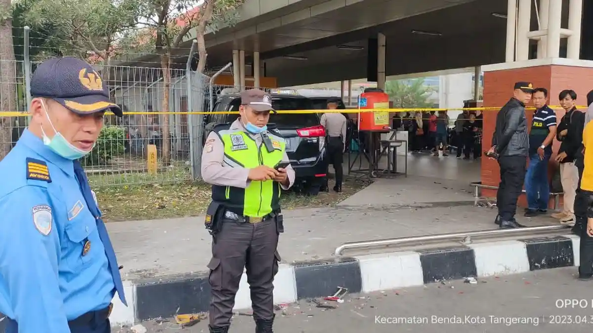 Kecelakaan di Bandara Soekarno-Hatta, Mobil Tabrak Pengendara Lain Hingga Naik Trotoar Terminal 2