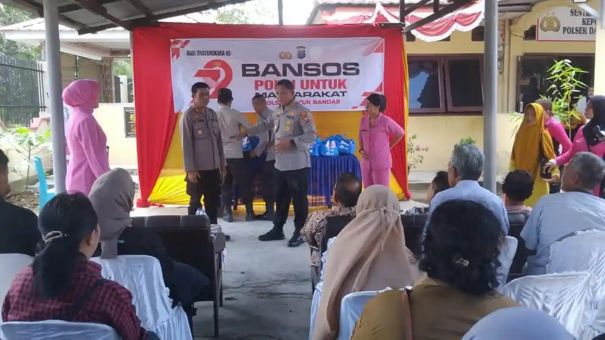 Wujud Syukur dan Kepedulian di HUT Bhayangkara, Kapolres Tanjungbalai Beri Bansos untuk Warakawuri