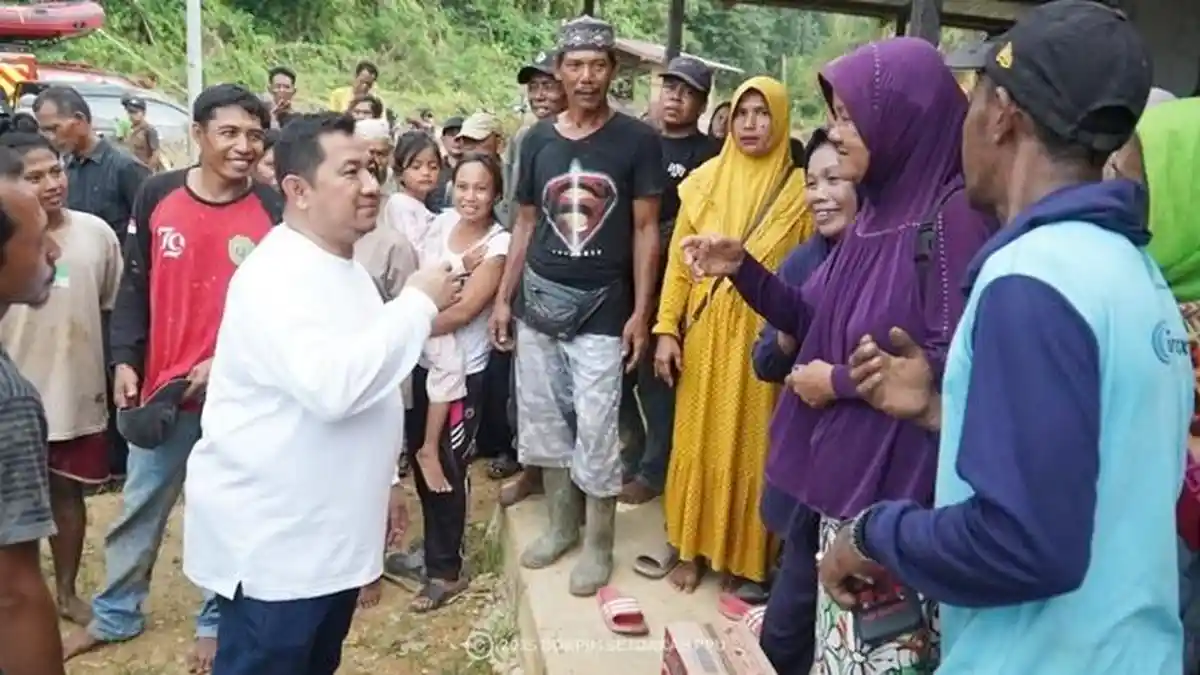 Bupati PPU Mudyat Noor Serahkan Bantuan Warga Terisolir RT 16 Jalan Sotek-Bongan KM 29