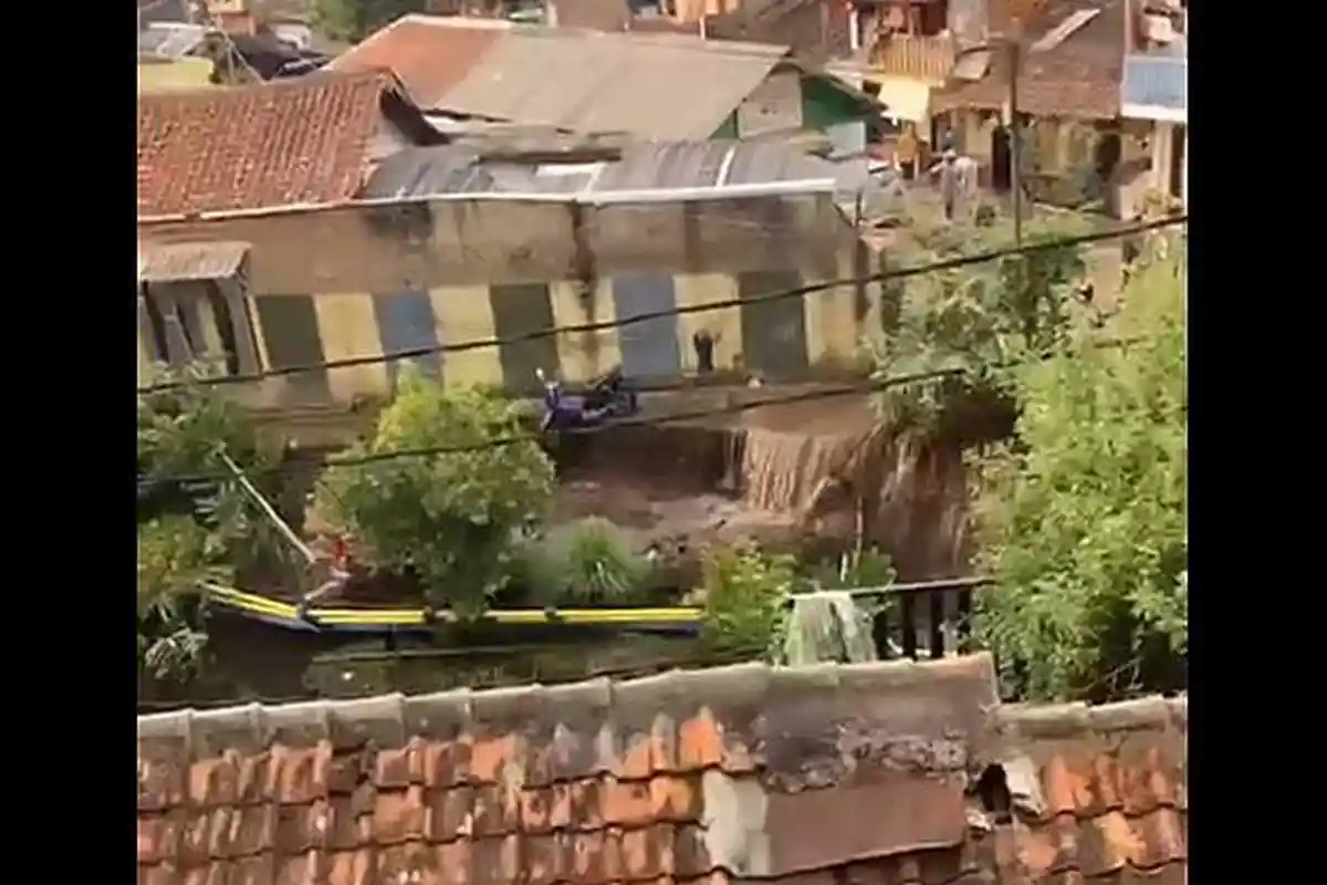 Pipa PDAM Meledak di Cibangkong Bandung, Pemukiman Banjir, Ada Rumah Ambruk, dan Motor Terseret