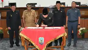 Penandatangan-SK-penetapan-Gubernur-dan-Wakil-Gubernur-Kaltara-Terpilih-rfhd.jpg