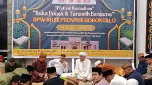 Bupati-Gorontalo-Sofyan-Puhi-saat-menghadiri-Festival-Ramadan.jpg