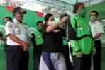 Uji Coba Sekat Pelindung Layanan Roda Dua Gojek