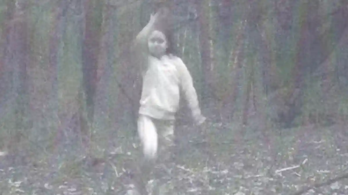 Warga Ketakutan Lihat Hantu Gadis Kecil Tertangkap Kamera di Hutan