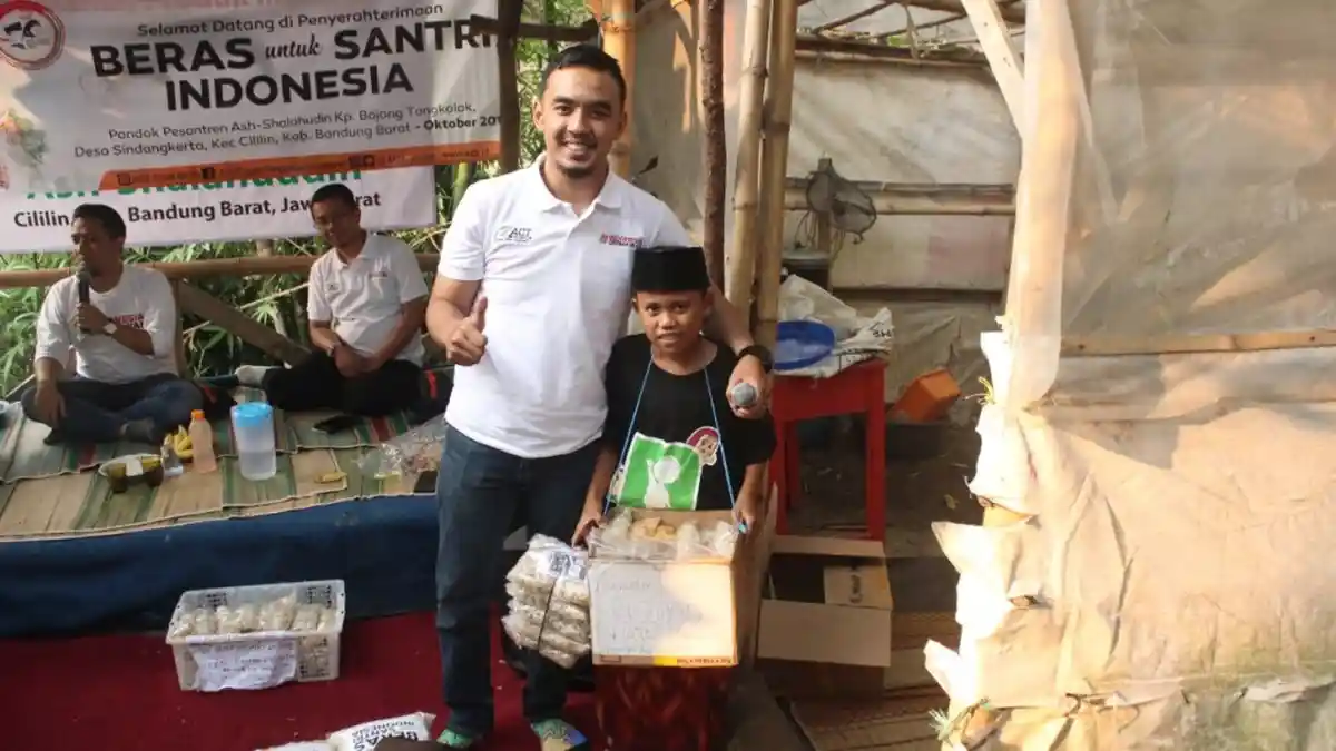 Kisah Santri Penuhi Pangan dengan Berjualan Kerupuk Lele