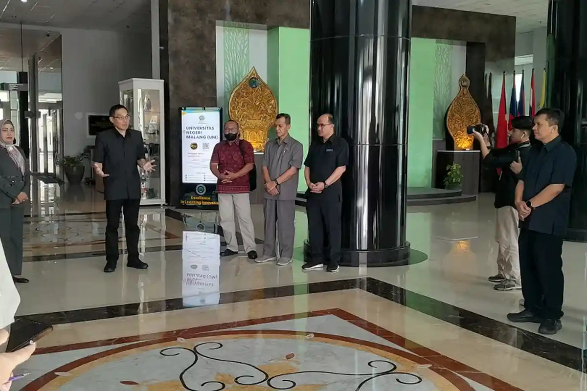 Laili Menunggu Anak Jalani UTBK SNBT 2023 di UM