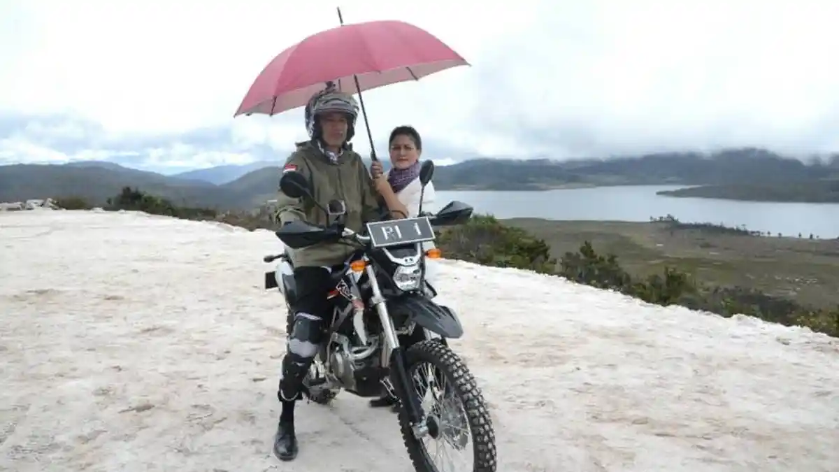 Fadli Zon Menilai Ada yang Salah, Jokowi Naik Motor Trail ke Papua Tapi Tak Didengarkan Rakyat