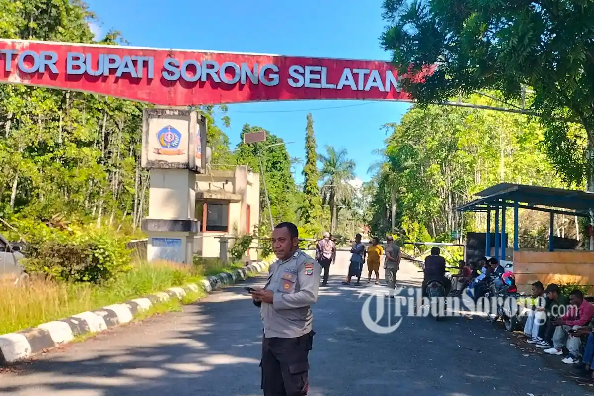 Ini Penyebab Pintu Masuk Kantor Bupati Sorsel Dipalang, DAP Wilayah III Domberai Tanggapi Begini