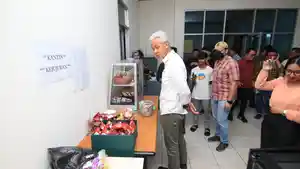 20231207_Ganjar-Pranowo-Beli-Kacang-di-Kantin-Tribun-Kaltim.jpg