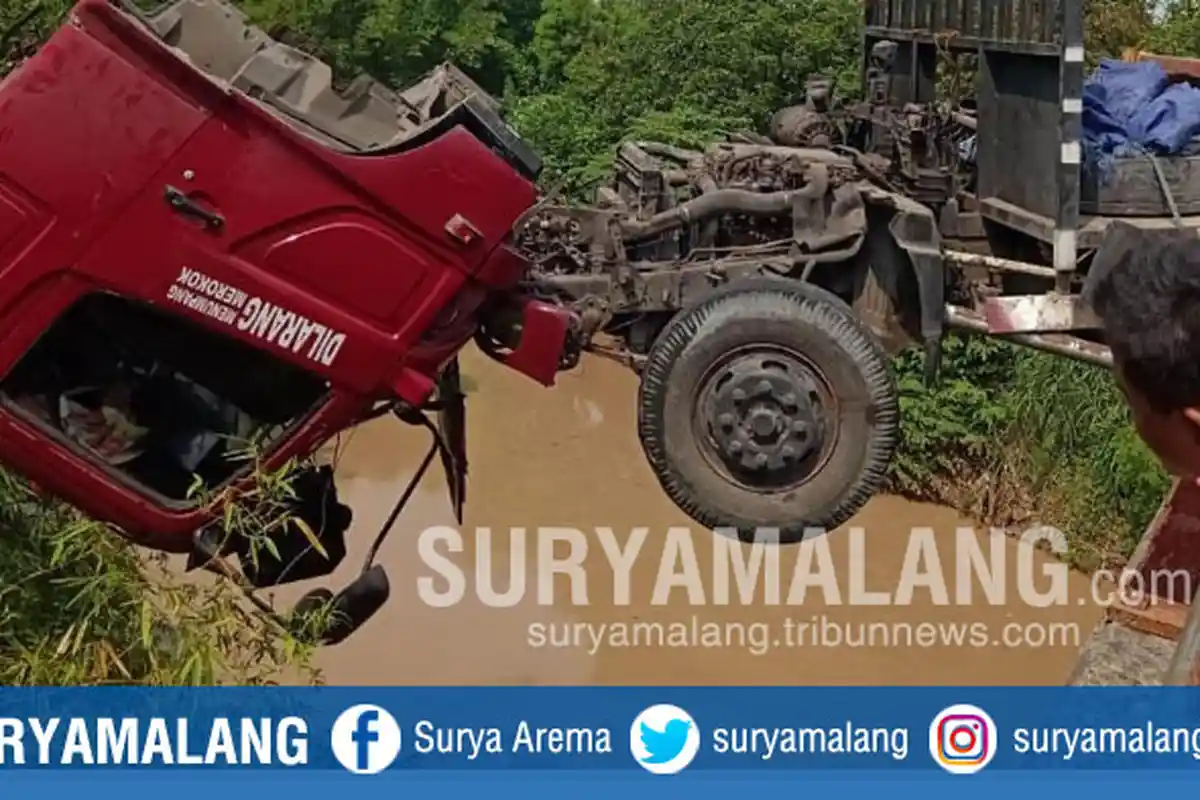Tabrak Tiang PJU dan Pembatas Jalan, Truk Trailer Hampir Terjun ke Sungai Gunting, Jombang