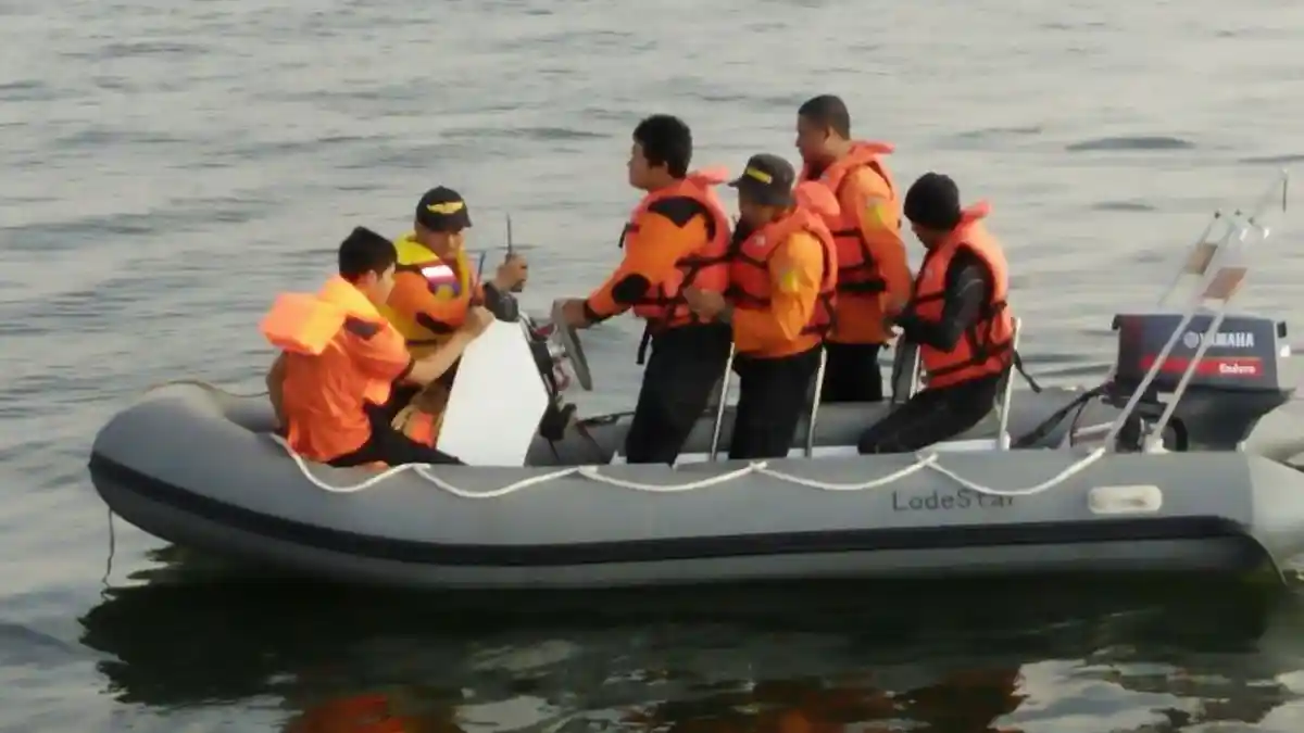 Terpelesat Saat Ombak Datang, Pemancing Ini Tenggelam