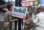 Petugas-Satpol-PP-Kabupaten-Tulungagung-turunkan-reklame-rokok-ilegal-Jumat-1552026.jpg