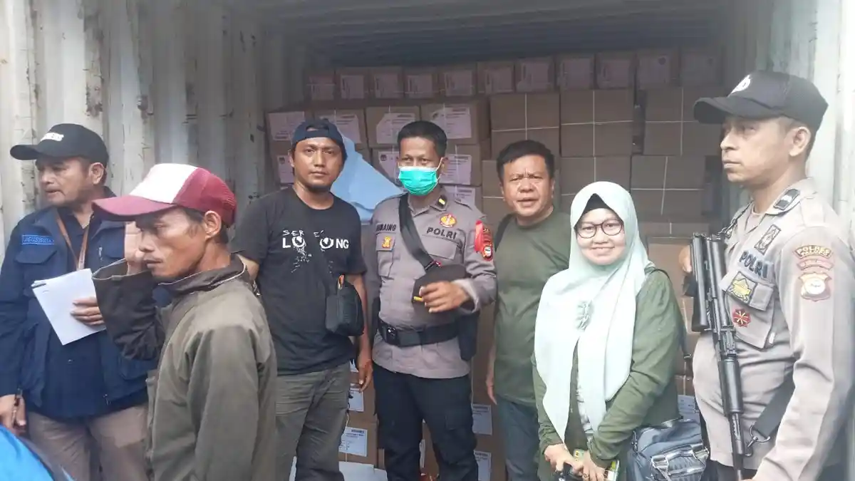 Tujuh Polisi Bersenjata Kawal Surat Suara dari Makassar ke Palopo