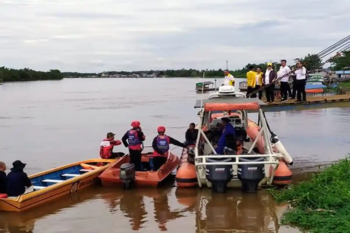 Basarnas Terjunkan Tim Rescue Cari Plt Ketua Golkar Kubu Raya yang Terjun ke Sungai Kapuas