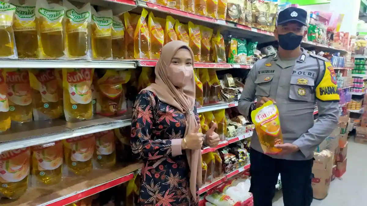Pastikan Stok Aman Bulan Ramadhan, Polsek lndrapura Monitoring Ketersediaan Minyak Goreng di Pasar
