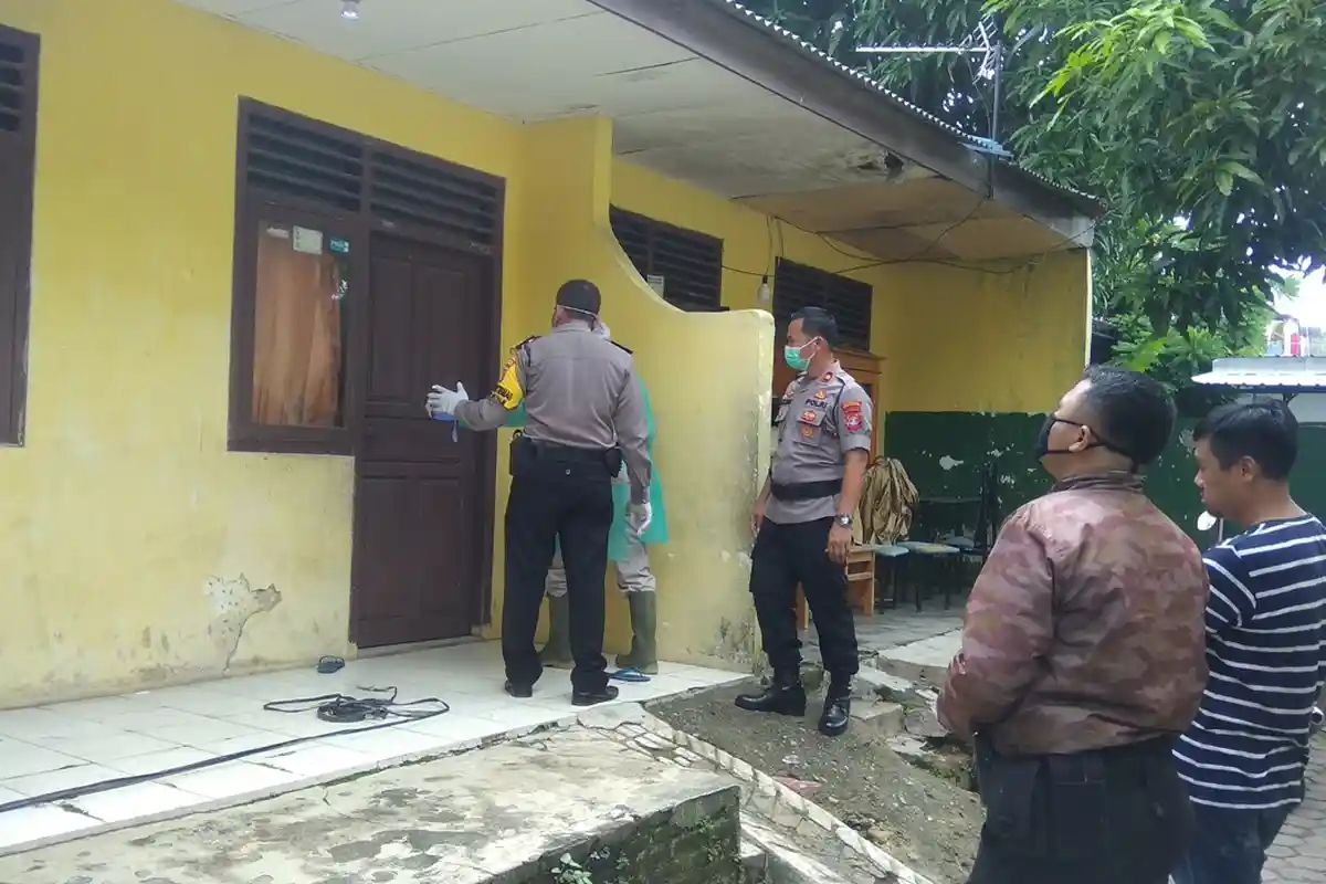 Polisi Bubarkan Kerumunan Warga di Sekitar Rumah Guru yang Diduga Bunuh Diri
