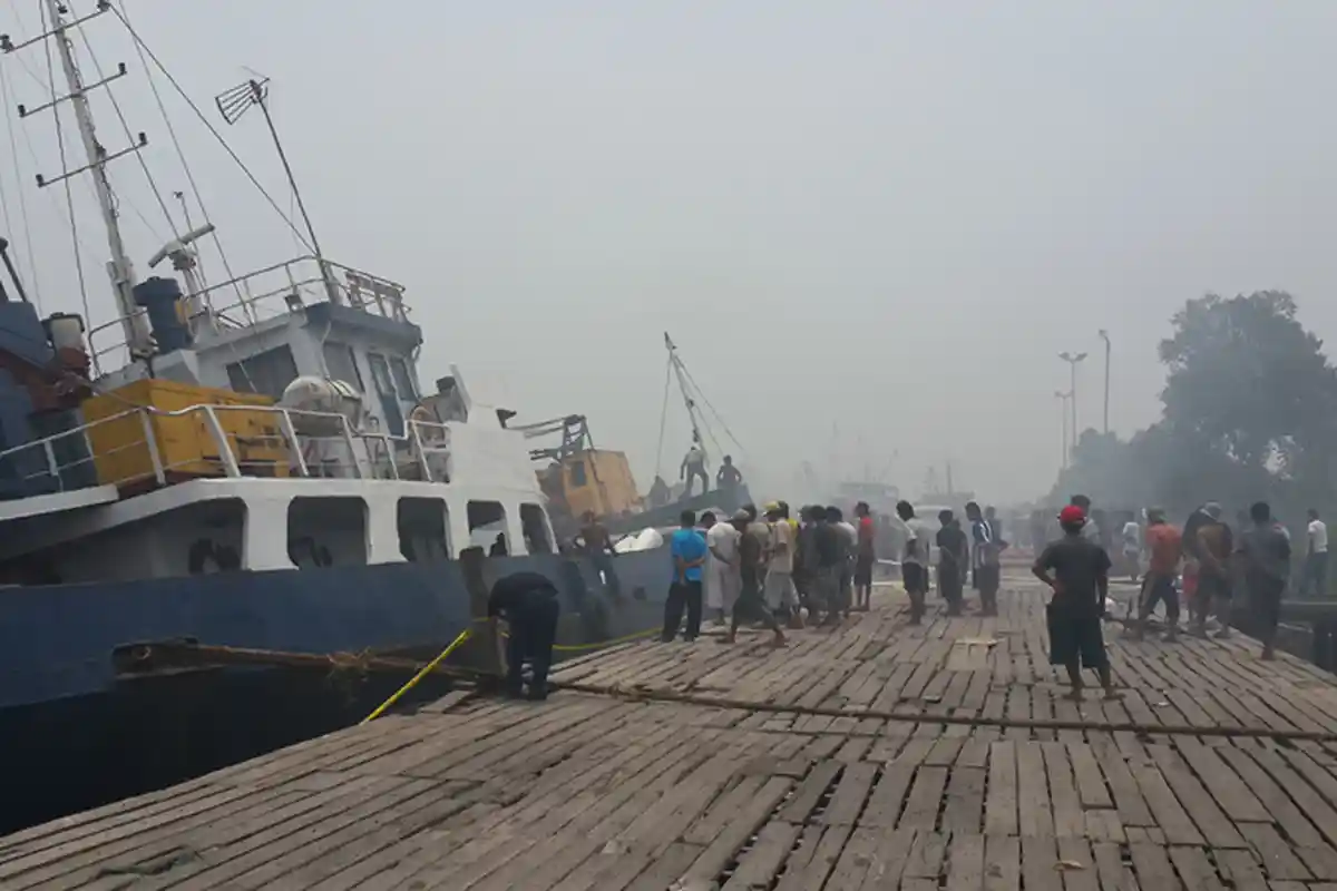 BREAKING NEWS: Kapal Intan Nusantara Terbakar di Pelabuhan Sukabangun