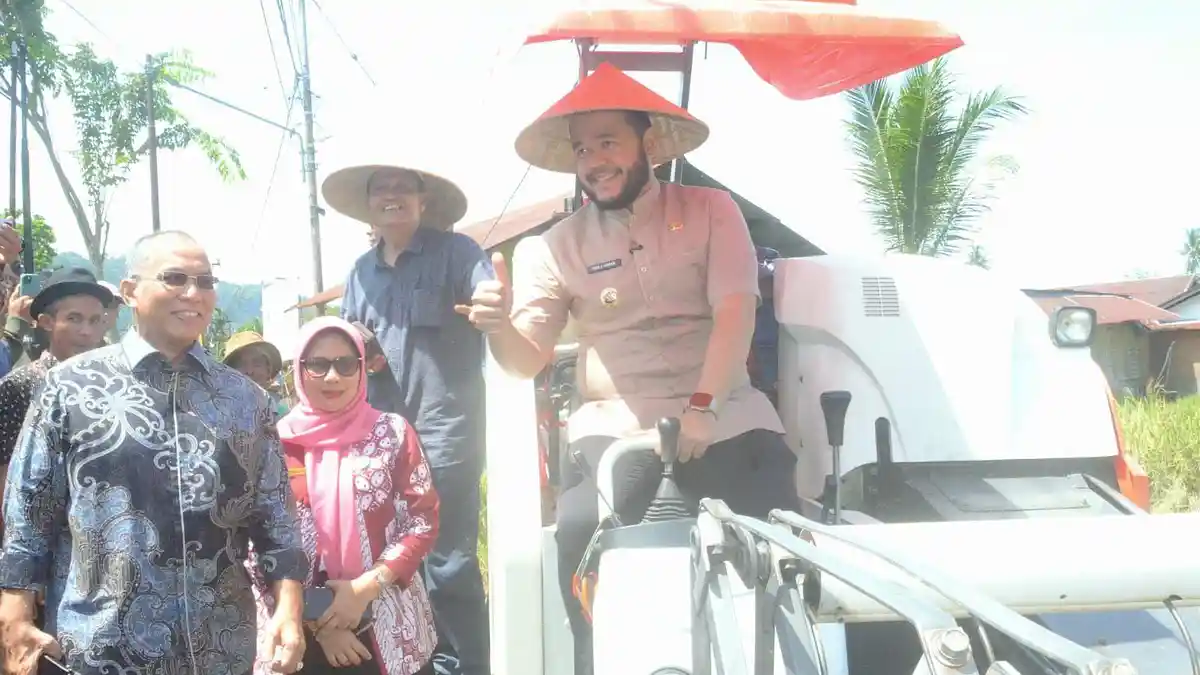 Kolaborasi Pemko, DPRD, dan PT Semen Padang, Fadly Amran Bagikan 56 Alat Semprot ke Petani