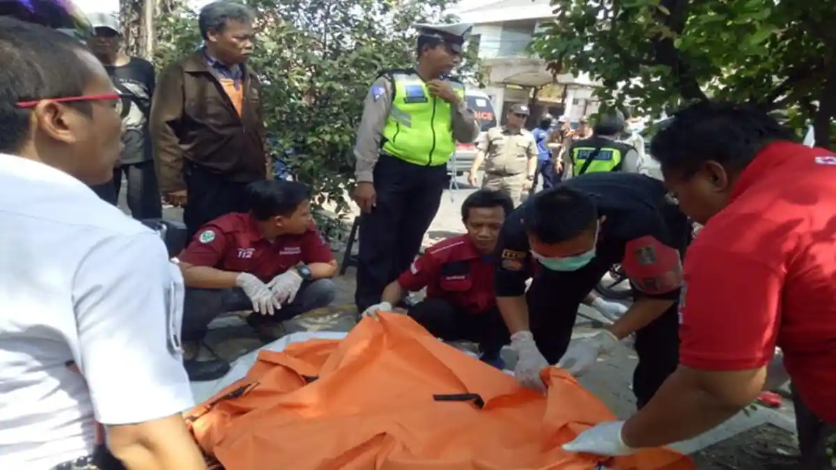 Diserempet Motor, Driver Ojol Surabaya Ini Oleng & Terpental Tabrak Trotoar, Tewas Seketika