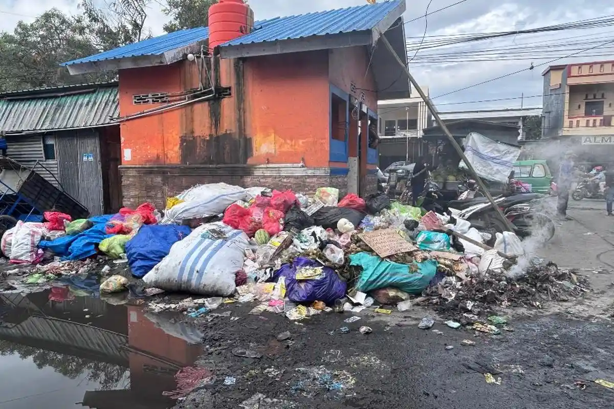 Truk Bak Sampah Rusak, Penyebab Sampah Menumpuk di Pasar Pekkabata Polman