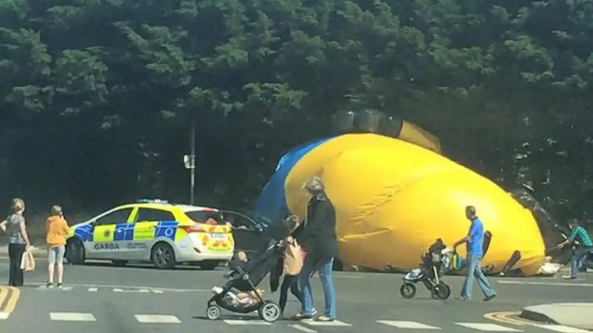 Minion Raksasa Jatuh dan Bikin Macet Lalu Lintas