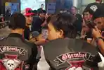 Puluhan-komunitas-motor-asal-Surabaya-diajak-nobar-di-Rustic-Market-Surabaya.jpg