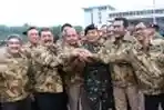 Panglima TNI Sematkan Brevet dan Jaket Pada Wartawan
