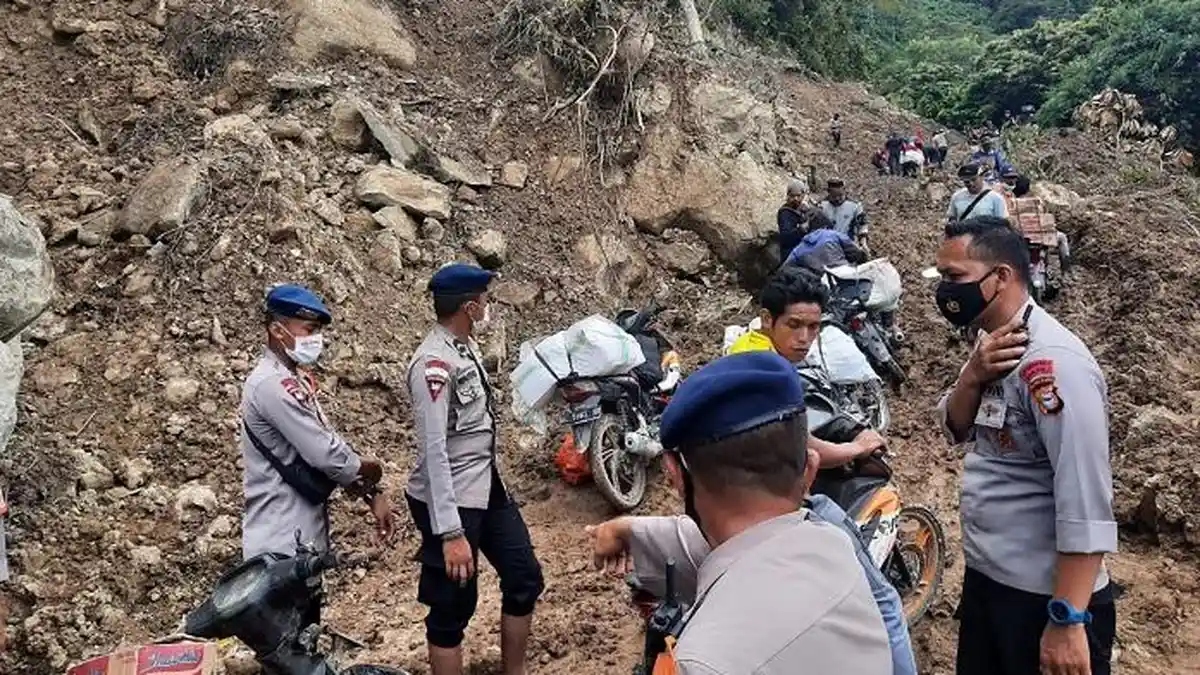 Jalur Ulumanda yang Putus Akibat Gempa Sulawesi Barat Sudah Dapat Dilalui Kendaraan Roda Dua