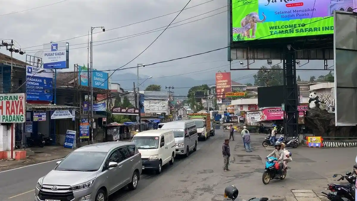 Arus Mudik Lebaran 2025, Lalu Lintas di Jalur Puncak Bogor Tersendat di Simpang Pasar Cisarua