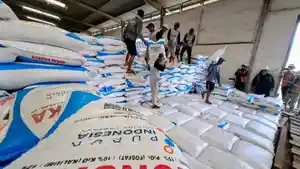 Pekerja-sedang-mengangkut-pupuk-bersubsidi-di-Gudang-Pupuk-di-Nagreg.jpg