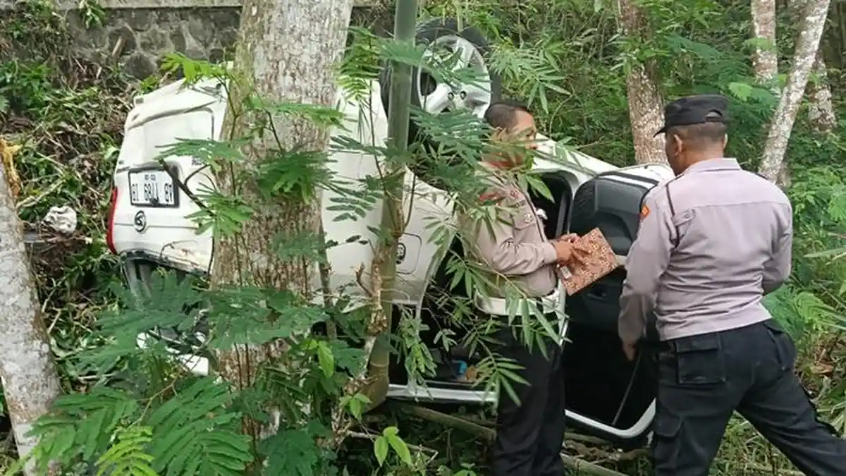 Tak Kuat Menanjak, Mobil Berpenumpang 5 Orang Terbalik di Pakem Sleman