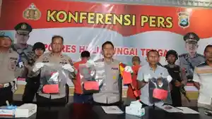 Konferensi-pers-kepsek-di-Mantaas.jpg