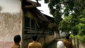 Kondisi-SD-Negeri-21-Tebing-Tinggi-Empat-Lawang-Memprihatinkan-Air-Masuk-Kelas-Saat-Hujan-Turun.jpg