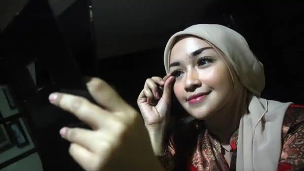 Bulu Mata Palsu yang Terlalu Panjang Berbahaya