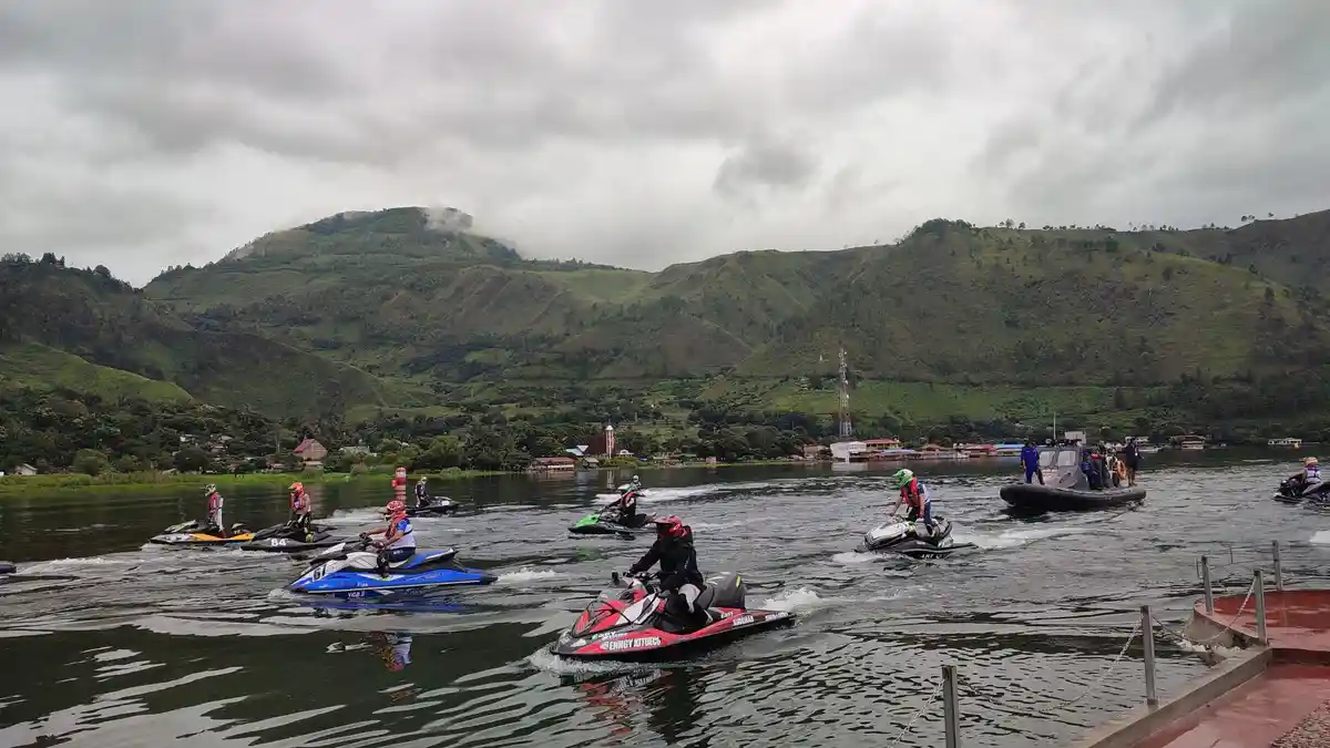 22 Pembalap Aquabike Jetski Tiba di Pantai Sinalsal Karo Usai Tempuh Perjalanan dari Samosir